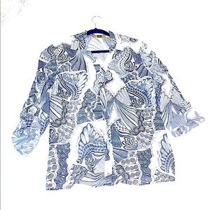 Beautiful Grey/White🦋Winged Designed Button⬇️Top